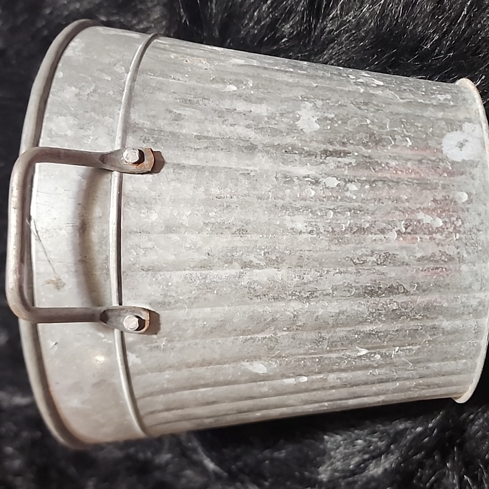 Galvanized Small Planter Classic Collection. - Picture 5 of 8